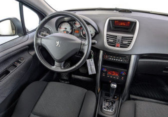 Подержанный автомобиль Peugeot 207 Hatchback 2008 года (26 фото)