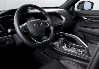 Подержанный автомобиль Geely Tugella 2024 года (14 фото)