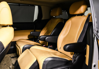 Подержанный автомобиль Kia Carnival 2020 года (18 фото)