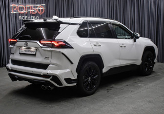 Подержанный автомобиль Toyota RAV4 2021 года (5 фото)