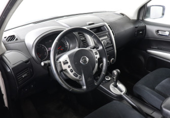 Подержанный автомобиль Nissan X-Trail 2011 года (9 фото)