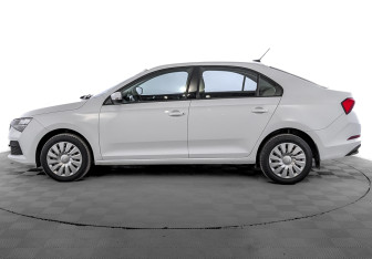 Подержанный автомобиль Skoda Rapid Liftback 2021 года (8 фото)