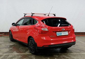 Подержанный автомобиль Ford Focus Hatchback 2011 года (7 фото)