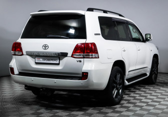 Подержанный автомобиль Toyota Land Cruiser Suv 2007 года (5 фото)