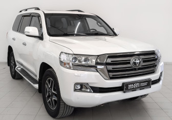 Подержанный автомобиль Toyota Land Cruiser Suv 2016 года (3 фото)
