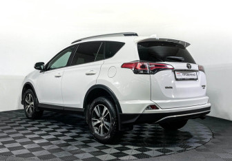 Подержанный автомобиль Toyota RAV4 2018 года (7 фото)