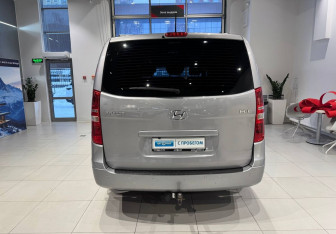 Подержанный автомобиль Hyundai H-1 2017 года (5 фото)