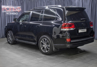 Подержанный автомобиль Toyota Land Cruiser Suv 2020 года (7 фото)