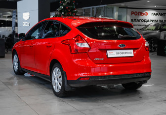 Подержанный автомобиль Ford Focus Hatchback 2012 года (6 фото)