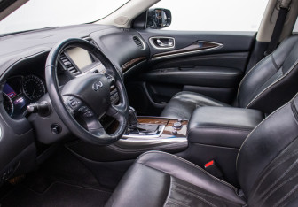 Подержанный автомобиль Infiniti QX60 2017 года (10 фото)
