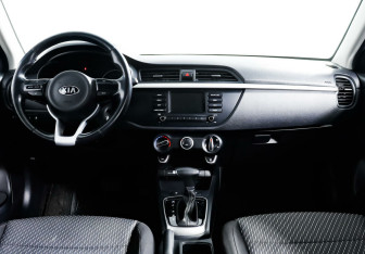 Подержанный автомобиль Kia Rio Hatchback 2018 года (10 фото)