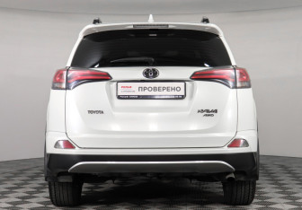 Подержанный автомобиль Toyota RAV4 2017 года (6 фото)