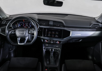 Подержанный автомобиль Audi Q3 2021 года (17 фото)
