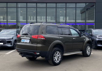 Подержанный автомобиль Mitsubishi Pajero Sport 2014 года (5 фото)
