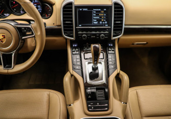 Подержанный автомобиль Porsche Cayenne 2015 года (17 фото)