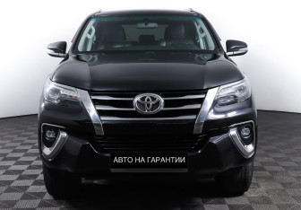 Подержанный автомобиль Toyota Fortuner 2017 года (2 фото)