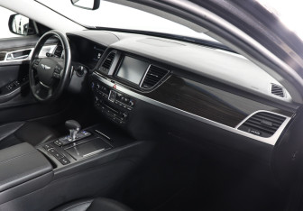 Подержанный автомобиль Genesis G80 2019 года (10 фото)
