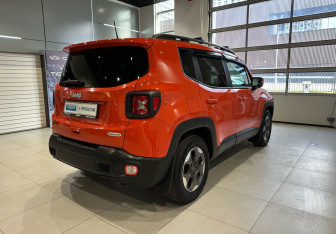 Подержанный автомобиль Jeep Renegade 2018 года (4 фото)