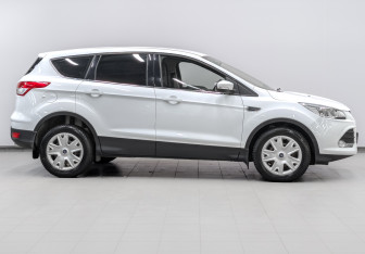 Подержанный автомобиль Ford Kuga 2015 года (4 фото)