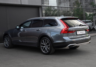 Подержанный автомобиль Volvo V90 Cross Country 2017 года (7 фото)