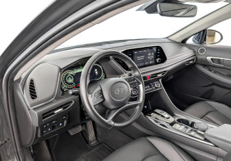 Подержанный автомобиль Hyundai Sonata 2023 года (16 фото)