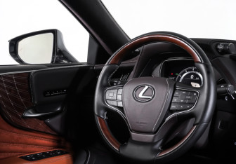 Подержанный автомобиль Lexus LS 2018 года (16 фото)