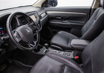 Подержанный автомобиль Mitsubishi Outlander 2015 года (10 фото)