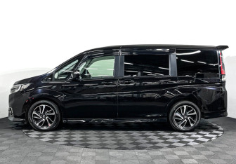 Подержанный автомобиль Honda Stepwgn 2018 года (8 фото)