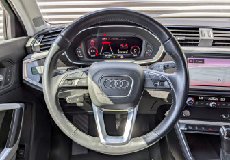 Подержанный автомобиль Audi Q3 2018 года (22 фото)
