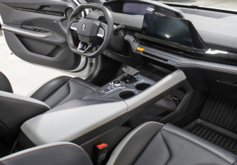 Подержанный автомобиль Changan UNI-V 2024 года (11 фото)