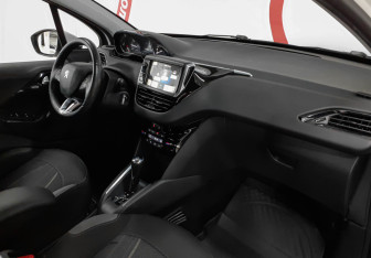 Подержанный автомобиль Peugeot 208 2013 года (9 фото)
