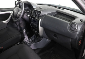 Подержанный автомобиль Nissan Terrano 2015 года (10 фото)