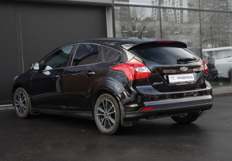 Подержанный автомобиль Ford Focus Hatchback 2012 года (7 фото)
