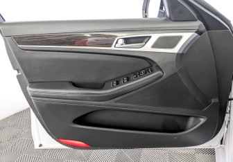 Подержанный автомобиль Genesis G80 2017 года (19 фото)