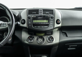Подержанный автомобиль Toyota RAV4 2011 года (8 фото)