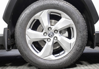 Подержанный автомобиль Toyota RAV4 2021 года (19 фото)