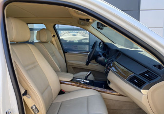 Подержанный автомобиль BMW X5 2008 года (23 фото)
