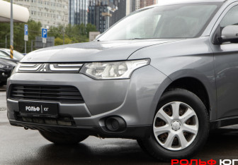 Подержанный автомобиль Mitsubishi Outlander 2013 года (14 фото)