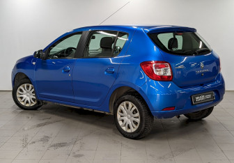 Подержанный автомобиль Renault Sandero 2015 года (7 фото)