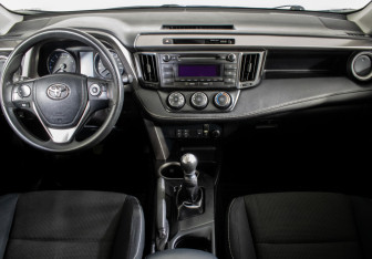 Подержанный автомобиль Toyota RAV4 2016 года (11 фото)