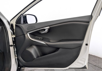 Подержанный автомобиль Volvo V40 Hatchback 2016 года (25 фото)