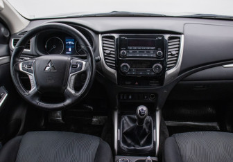 Подержанный автомобиль Mitsubishi Pajero Sport 2019 года (13 фото)