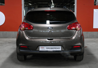 Подержанный автомобиль Kia Ceed Hatchback 2015 года (6 фото)