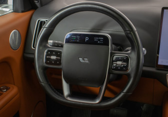 Подержанный автомобиль LiXiang L7 2023 года (14 фото)