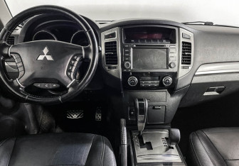 Подержанный автомобиль Mitsubishi Pajero 2015 года (12 фото)