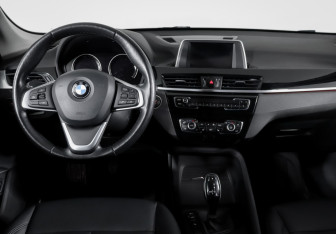 Подержанный автомобиль BMW X1 2018 года (12 фото)