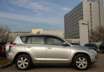 Подержанный автомобиль Toyota RAV4 2009 года (3 фото)