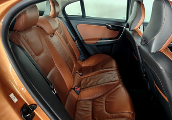 Подержанный автомобиль Volvo S60 2012 года (17 фото)