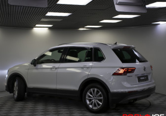 Подержанный автомобиль Volkswagen Tiguan 2017 года (23 фото)