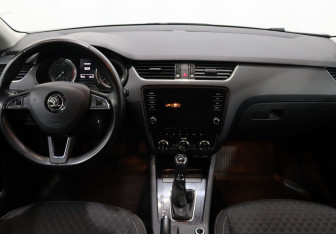 Подержанный автомобиль Skoda Octavia Liftback 2017 года (13 фото)